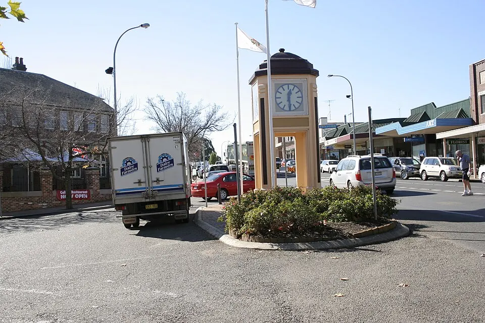 Moss Vale clock tower near Leighton Gardens